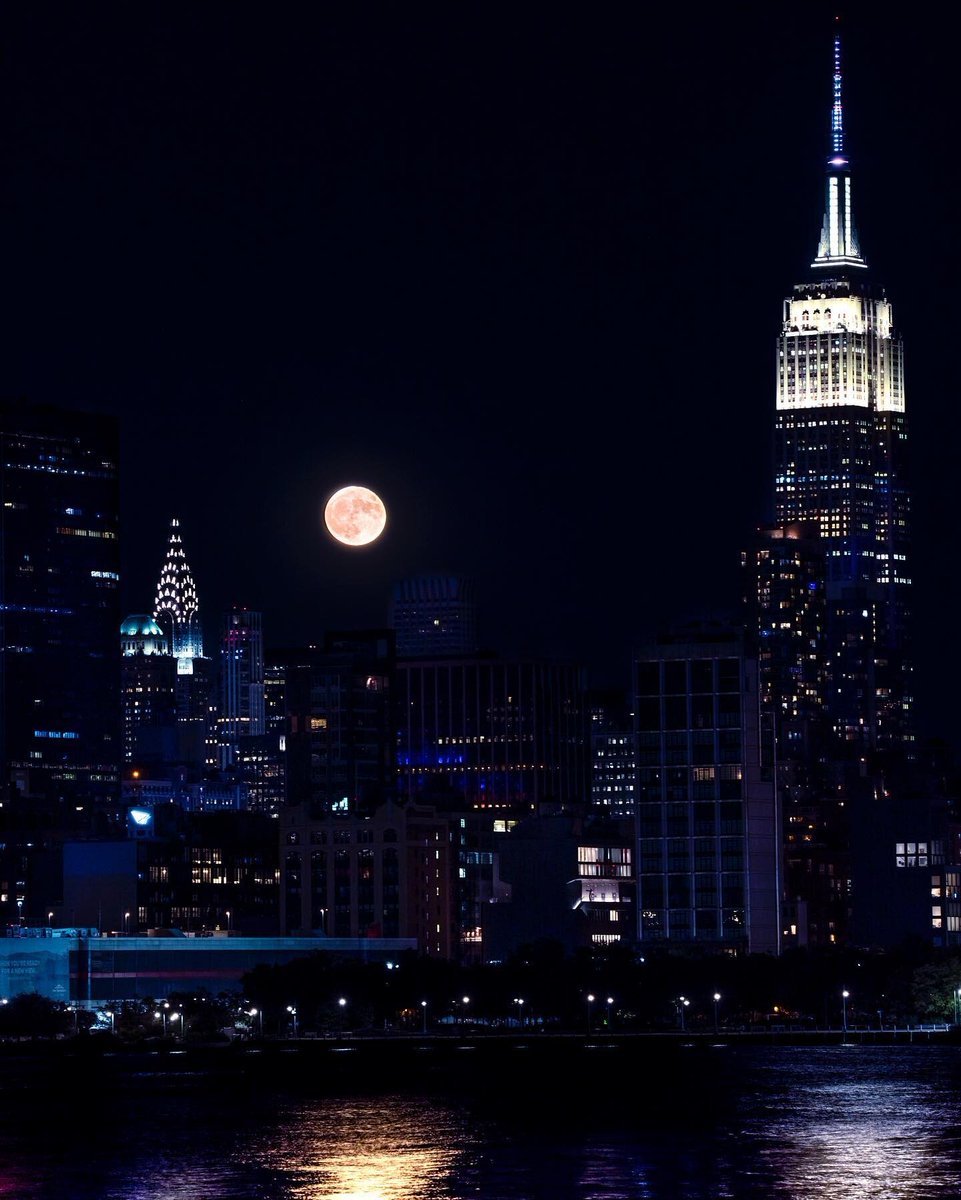 EmpireStateBldg's tweet photo. Moonrise

 📷: walk_with_jcc/IG https://t.co/Ax9DFQAWNN