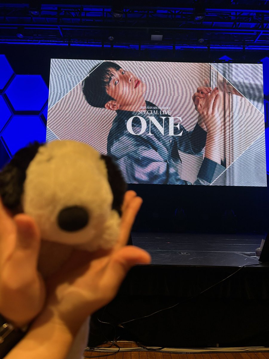 WsrQkX1's tweet photo. ウヤはすごく良い匂いでした💜
ウヤの浴びた水がかかり🫠
ウヤと話す娘に嫉妬したり😑
水飲む時にフゥゥーってずっと言ってたら笑ってくれたり
上着着せないように必死になったり🤣
ダンサーさんに笑われたり🤣
幸せな時間でした💜

今日1日승우が笑顔で溢れてますように
한승우님 행복한 하루 되세요 https://t.co/7imSsJDnxK