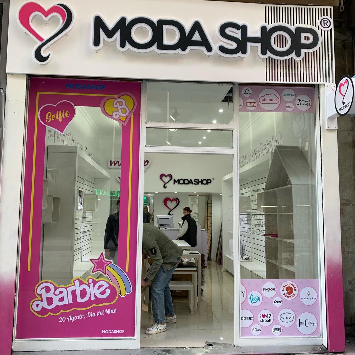 fixermix's tweet image. NUESTRA CAMPAÑA NO PARA
 
Ploteo de vidriera emulando una #BarbieBox con vinilo impreso y colocación de carteles corporeos en Microcentro para #ModaShop