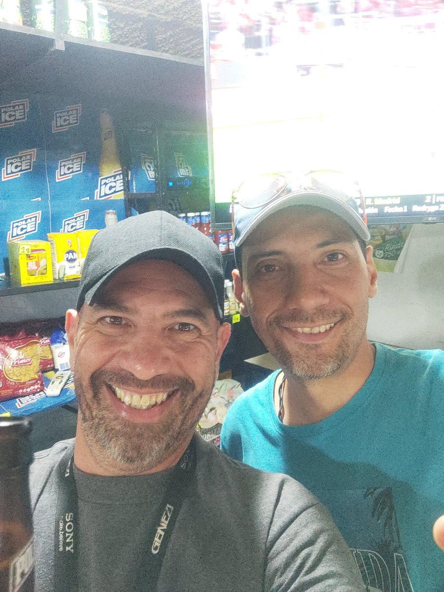 jackjoelve's tweet photo. Hola mi gente
En la despedida de mi Bro https://t.co/DtNnQ3qOM3