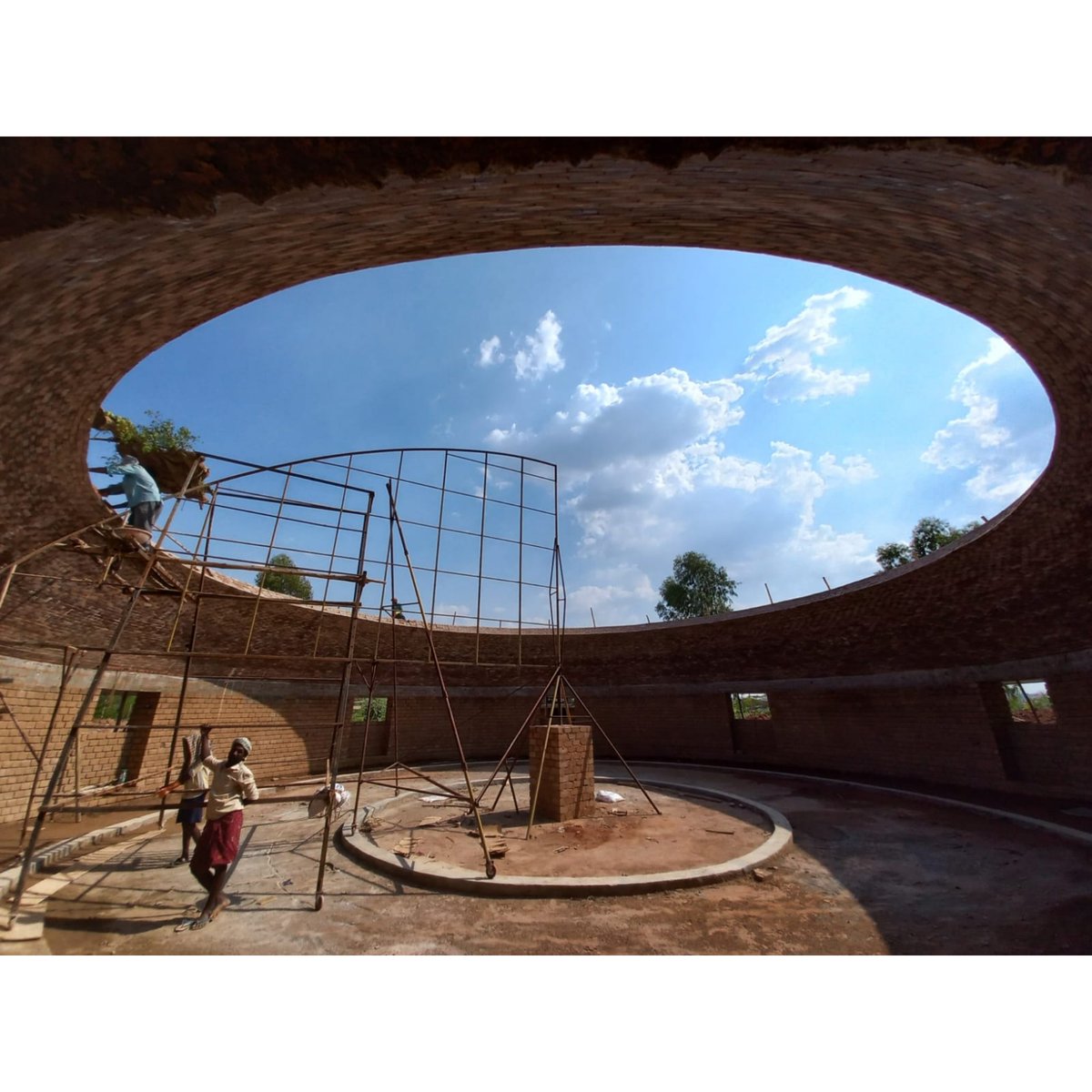 DHARATAL1's tweet photo. Oculus Dei
work in progress
together with @mangonsnow

.
.
.
.
.
#earthconstruction #terre #dome #arcuated #eyeinthesky #bangalore #ecobuilding #circle #form #design #architecture #space #greenarchitecture #sustainable #mudblocks #CSEB https://t.co/oxhWicKGbc