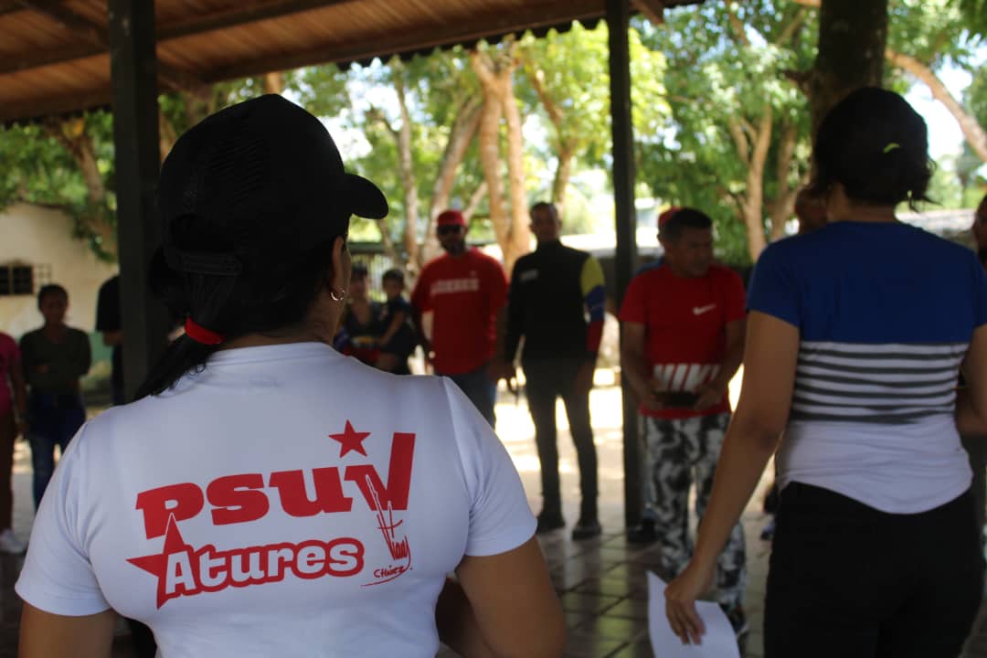 mirabal_yamilet's tweet photo. Grato encuentro con las estructuras Políticas Municipales y Parroquiales de nuestro Municipio Atures. Que Viva el Poder Popular, Que Viva la Revolución Bolivariana, Que Viva Chavez.
#JovenesValientes https://t.co/xyMsCmlPX6