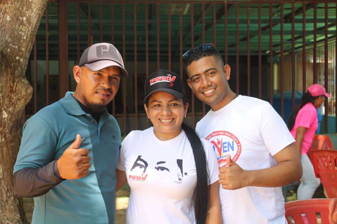 mirabal_yamilet's tweet photo. Grato encuentro con las estructuras Políticas Municipales y Parroquiales de nuestro Municipio Atures. Que Viva el Poder Popular, Que Viva la Revolución Bolivariana, Que Viva Chavez.
#JovenesValientes https://t.co/xyMsCmlPX6