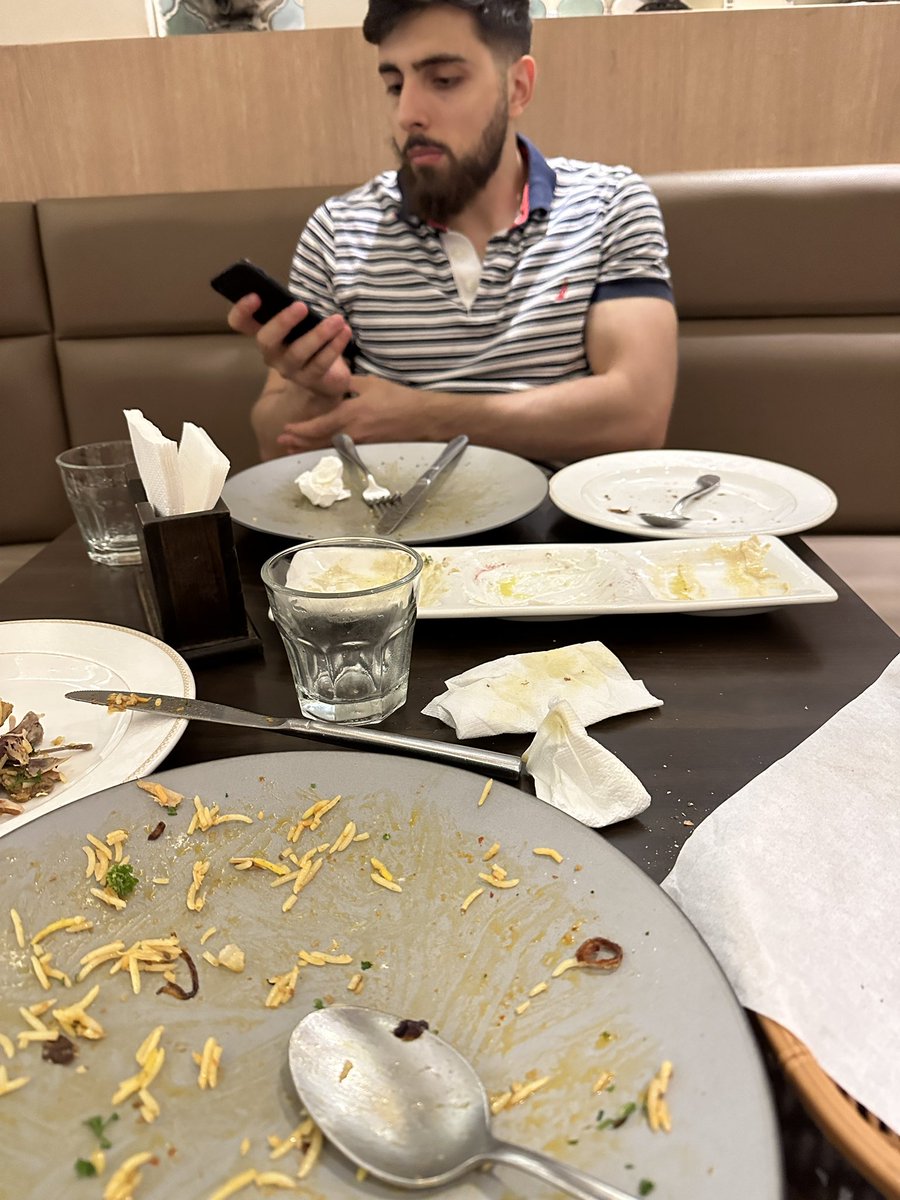 MakkroLoL's tweet photo. Whos this handsome strong fella treating me to dinner 😳 @Spear_shot https://t.co/rhQUYEsnPy