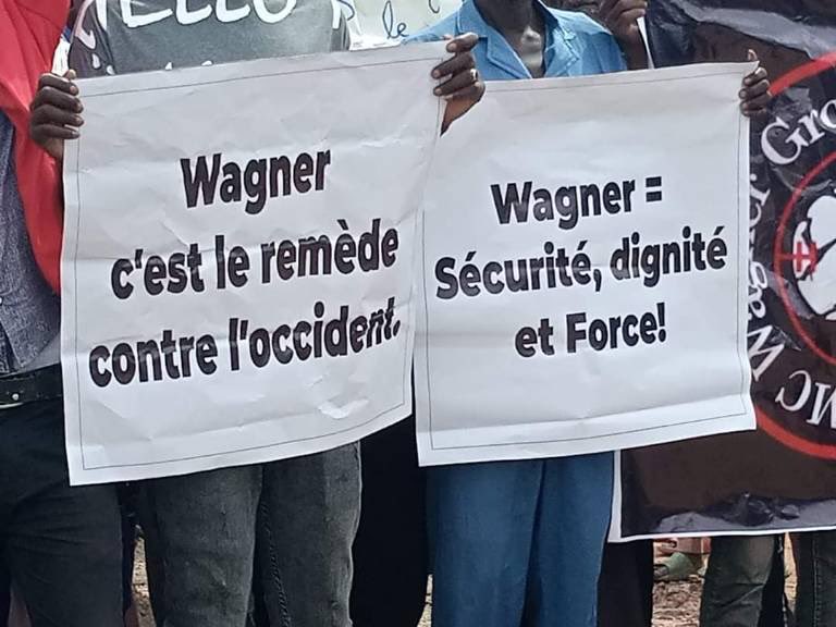 Contraste de comm : à gauche Nord du #Mali et à droite le #Niger