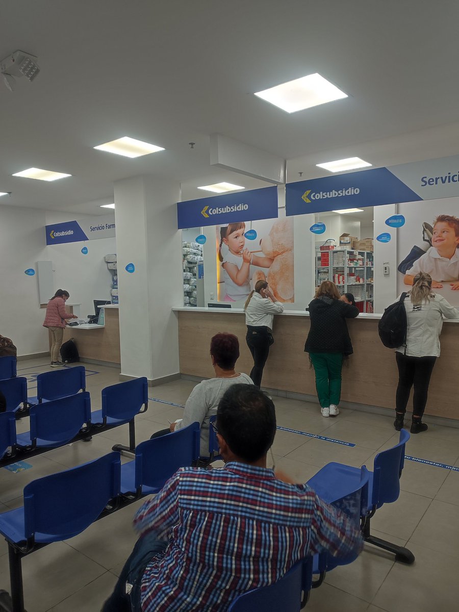 Andreitabareno's tweet photo. Queda claro, lamentablemente, que el derecho fundamental a la salud también se vulnera con la prestación de un deficiente servicio. El fin es que nos entreguen, con educación y sin estar sometidos a una larga espera,
los medicamentos a los usuarios. https://t.co/svrXl8Kk3i
