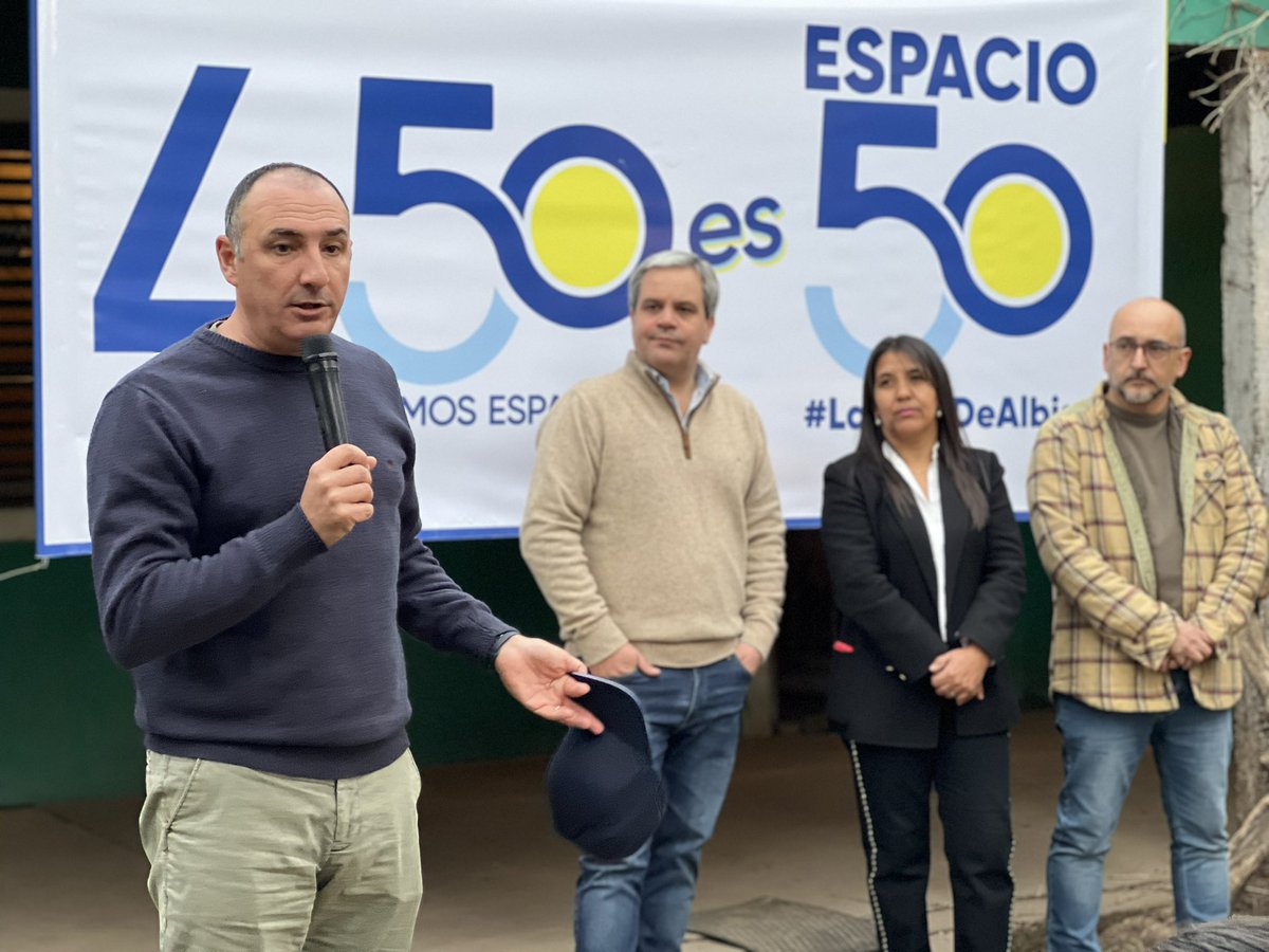 CarlosAlbisu's tweet photo. Acompañamos a diferentes listas del Espacio 50 en barrios Burton y Manuel Oribe, donde los vecinos se acercaron para hacernos planteos sobre la problemática que viven por una intendencia ausente lamentablemente.
¡Estamos trabajando para cambiar esto!
@Lista50 https://t.co/0sk9Uhv9gs