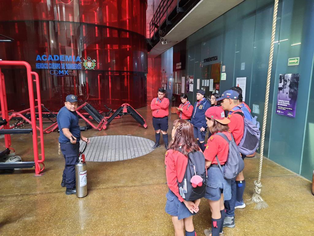 JefeVulcanoCova's tweet photo. Continuamos capacitando en #UsoDeExtintores, agradecemos la confianza y el interés en temas de prevención.
@Bomberos_CDMX https://t.co/qB7kkDhmqW