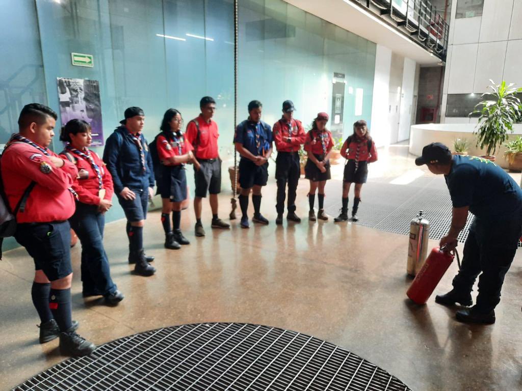 JefeVulcanoCova's tweet photo. Continuamos capacitando en #UsoDeExtintores, agradecemos la confianza y el interés en temas de prevención.
@Bomberos_CDMX https://t.co/qB7kkDhmqW