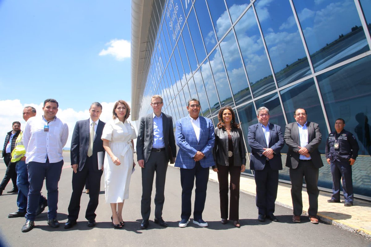 SkystoreMx's tweet photo. #SkyAlDía Con el tradicional bautizo,  #estafeta inicia operaciones en el Aeropuerto Internacional de Puebla con dos vuelos diarios para mover carga del Norte del país a #Puebla y de la entidad hacia todo el sur del país. https://t.co/lqP9WnYs27