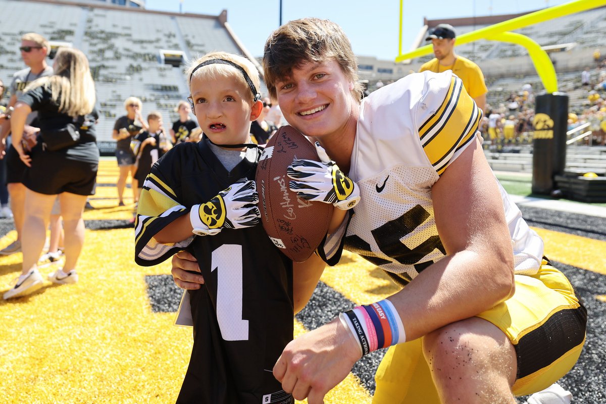 .@KelbyTelander, a 2009 Kid Captain and current sophomore linebacker for @HawkeyeFootball, showing Nile Kron, a 2023 @UIchildrens Kid Captain, that he also has a cochlear implant. #Hawkeyes