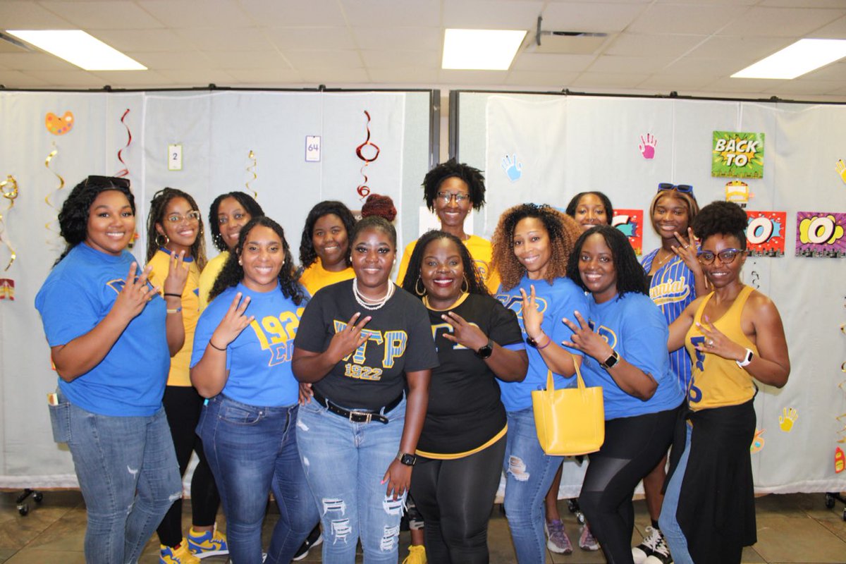MsBrownJHS's tweet photo. Thank you @VanAyresHCPS and @HCPSBoard for supporting the Lambda Theta Sigma chapter of Sigma Gamma Rho Sorority, Inc. &amp; Allen Temple AME’s back to school bash! We provided 100s of brand new shoes and school supplies to families. https://t.co/m7KTqfgSIu
