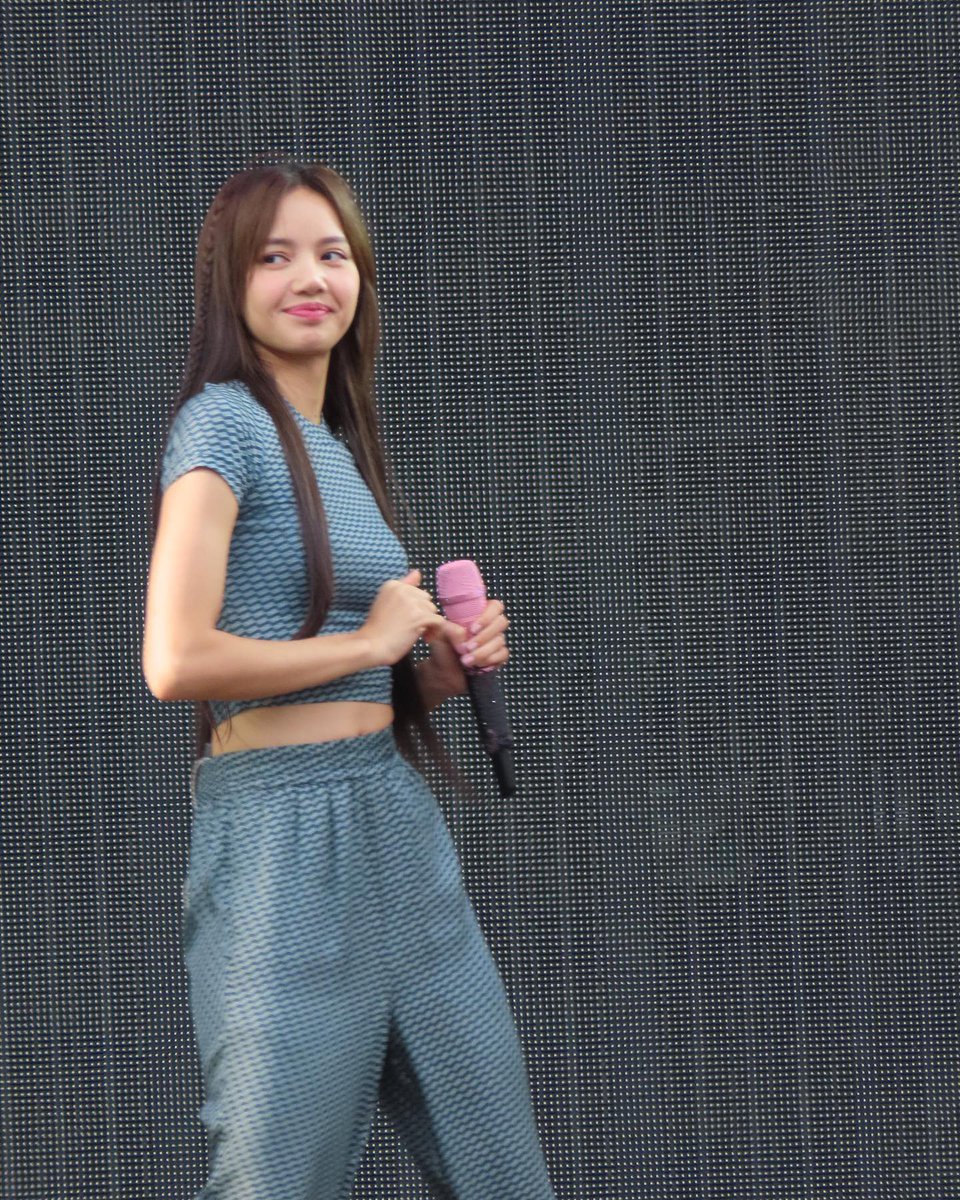 LISANATIONS_'s tweet photo. The beauty she holds 🫠

LALISA STUNS NEW JERSEY 
#LISAxMetlifeStadium https://t.co/aDuly33PSV