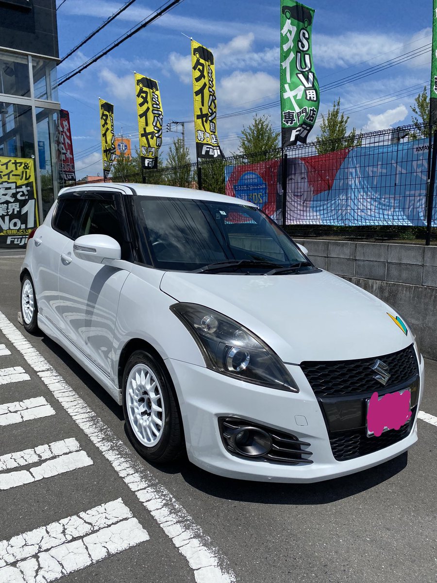 R4L72046's tweet photo. エンケイのrc-g5を装着しました!!
多分好き嫌い別れると思うけど、
やっぱめちゃくちゃかっこいい!!
絶対グラベルとか雪とか似合いそう!!
#スズキ
#スイフトスポーツ
#zc32s
#ENKEI
#rcg5 https://t.co/8CzkIRCsVy