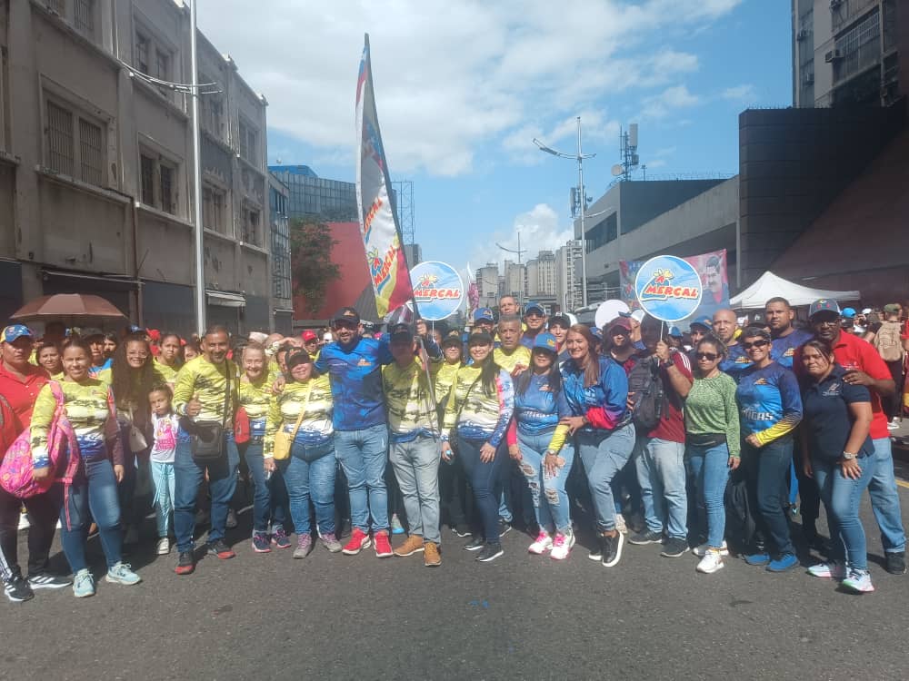 #Caracas || La marea de @MercalOficial se unió a la Gran Movilización por la celebración del Día Internacional de la Juventud, en demostración de la fuerza y energía de los más jóvenes de la Revolución. #JóvenesValientes