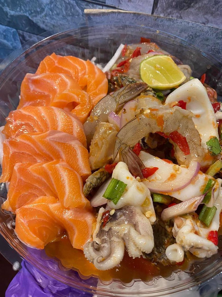 JonesDalman's tweet photo. Seafood with hot and sour dipping sauce, I love the flavor and it was very comforting to eat https://t.co/vsSankUpe5