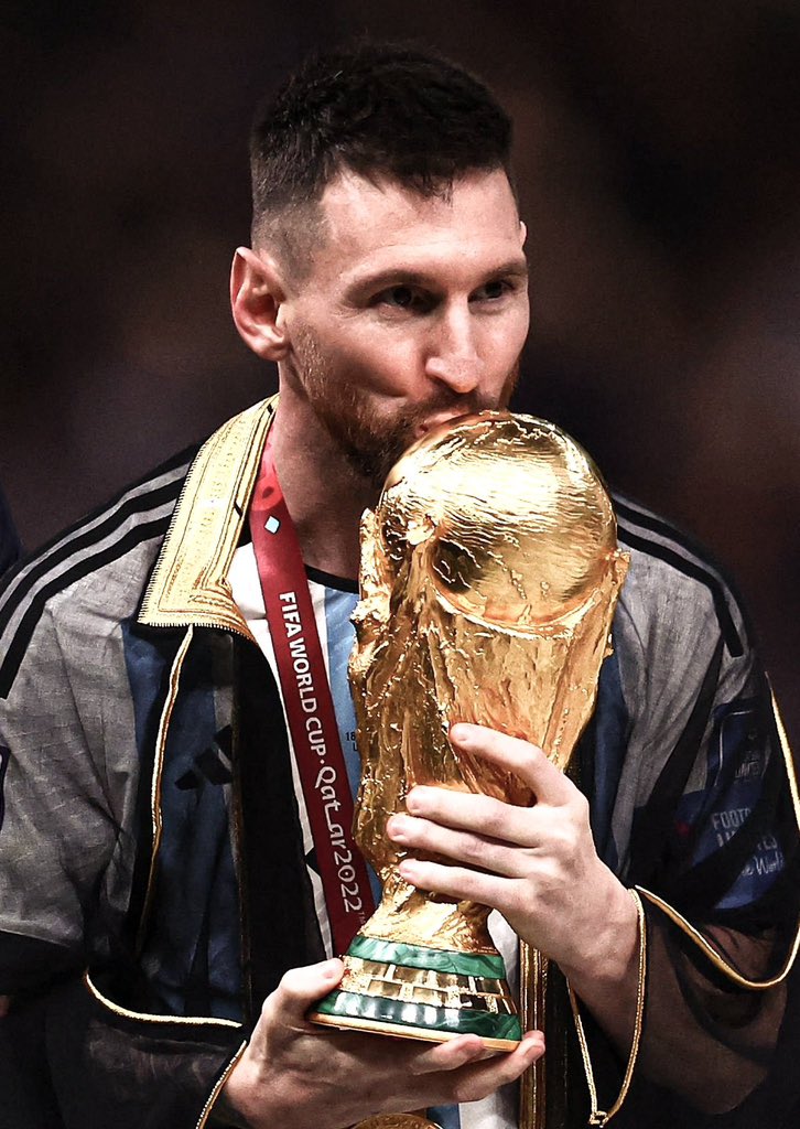 MrAngeloValdes's tweet photo. Ahora que Messi y Cristiano ambos tienen un mundial, ¿quién crees que se retirará como el mejor de todos los tiempos? 🤔🐐 https://t.co/UKL760PG2H