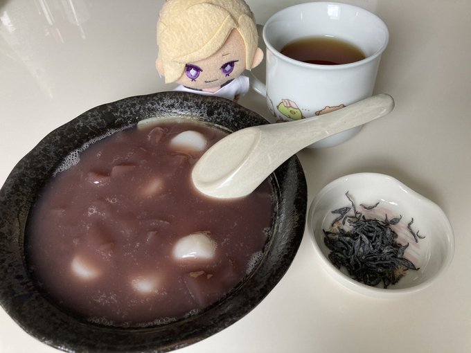 おはよう。ろっかていのひやししるこせっとよ。しおこんぶがなかったからしおひじきでいただいてるわ。 たべたあとのあついおちゃはぜっぴんね