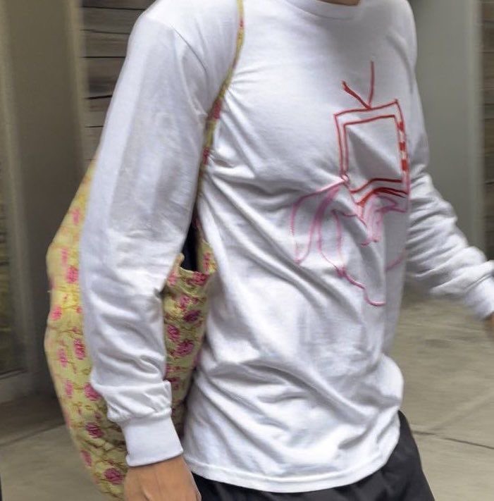 HSFEATURES's tweet photo. “He’s so insane for this” and it’s literally just a photo of Harry Styles wearing his own merch. https://t.co/DIYBXKLMB4