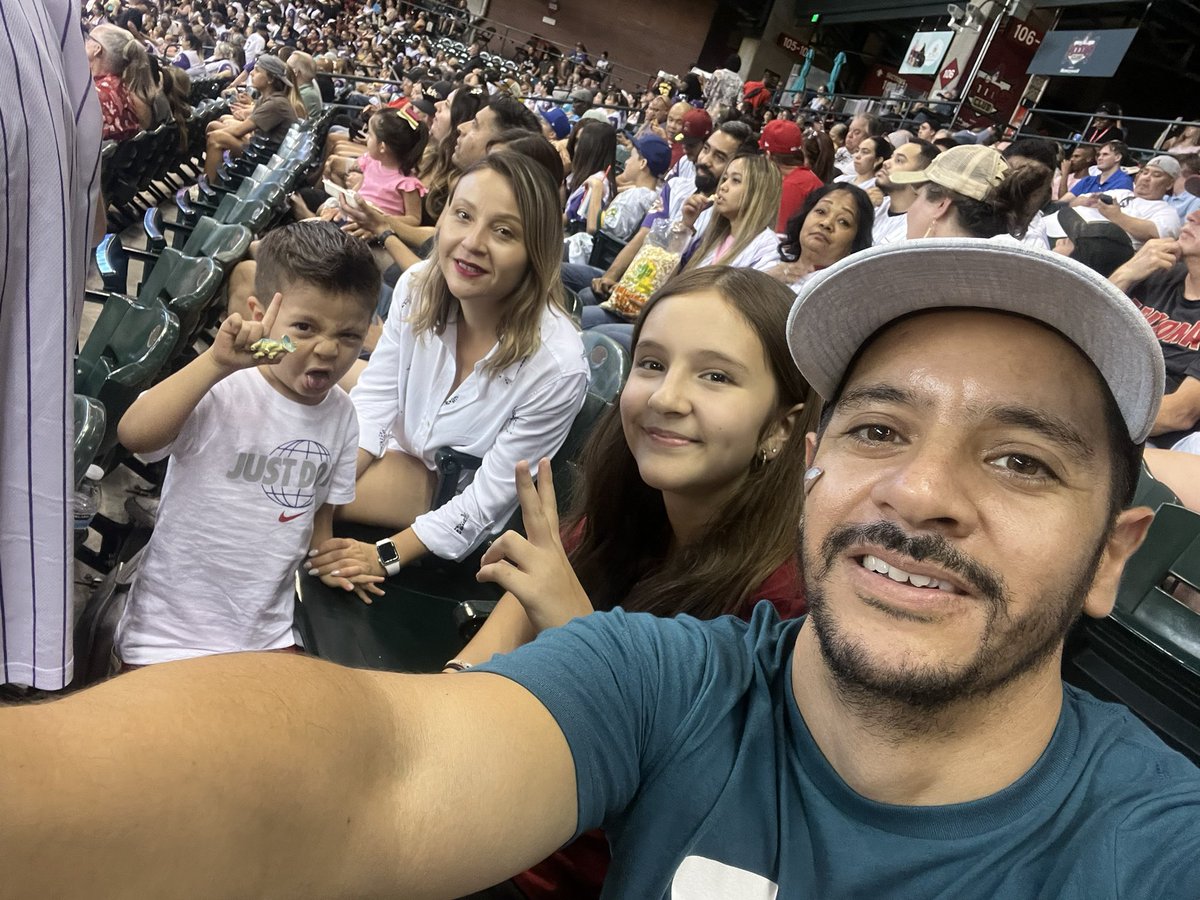 thekali5's tweet photo. #whatafan #Dbacks  @Dbacks from Mexico, your famfans! https://t.co/L7Y9DFzhm1