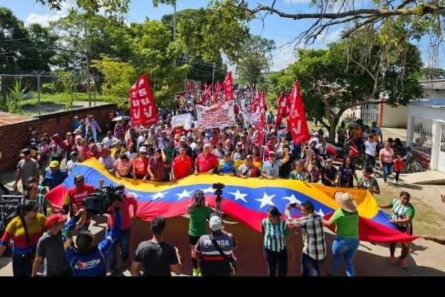 Apure | El Amparo se sumó en apoyo al conductor de victorias Nicolás Maduro y en contra del bloqueo económico 
goo.su/Z9QrJ

#JóvenesValientes