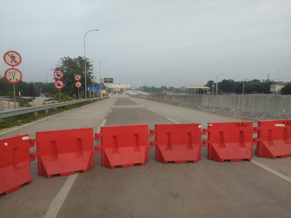 #TolCijagoDepok On ramp Kukusan3 sementara ditutup (06:00 WIB), dan akan dibuka kembali (11:00 WIB) setiap harinya. Bagi pengguna jalan diharapkan agar menyesuaikan waktunya. Jaga jarak aman kendaraan anda, dan semoga selamat sampai tujuan. Terima kasih...