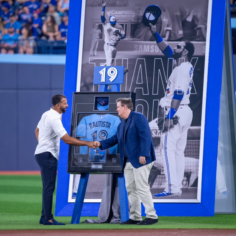 BlueJays's tweet photo. One of the greatest Blue Jays to EVER do it ⭐️

Watch the FULL #JoeyBats ceremony!