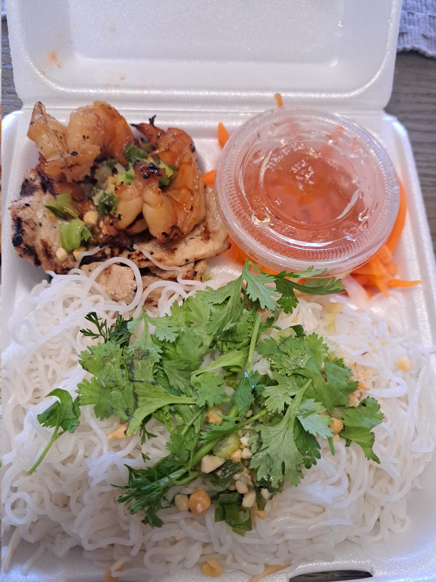 JennyAstello's tweet photo. @ReelzChannel Thai beef salad, Thai prawn and pork rice bowl, and Tamarindo mussels for the fam. ❤️ Oh, and sesame oolong tea ☕️ #OPNation #OPLive #OnPatrolLive #OPLiveSnacks @OfficialOPLive https://t.co/gJYrbpUPjd