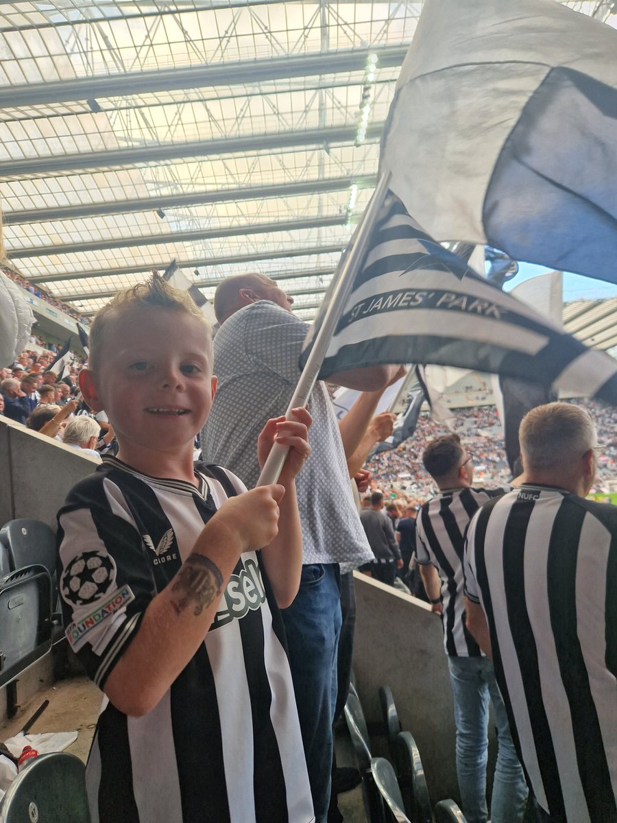 tobin_cheryl's tweet photo. Harry loved being back today 🖤🤍🖤🤍
#NUFC 
@NUFC @worflags https://t.co/uEJgRVYtTf