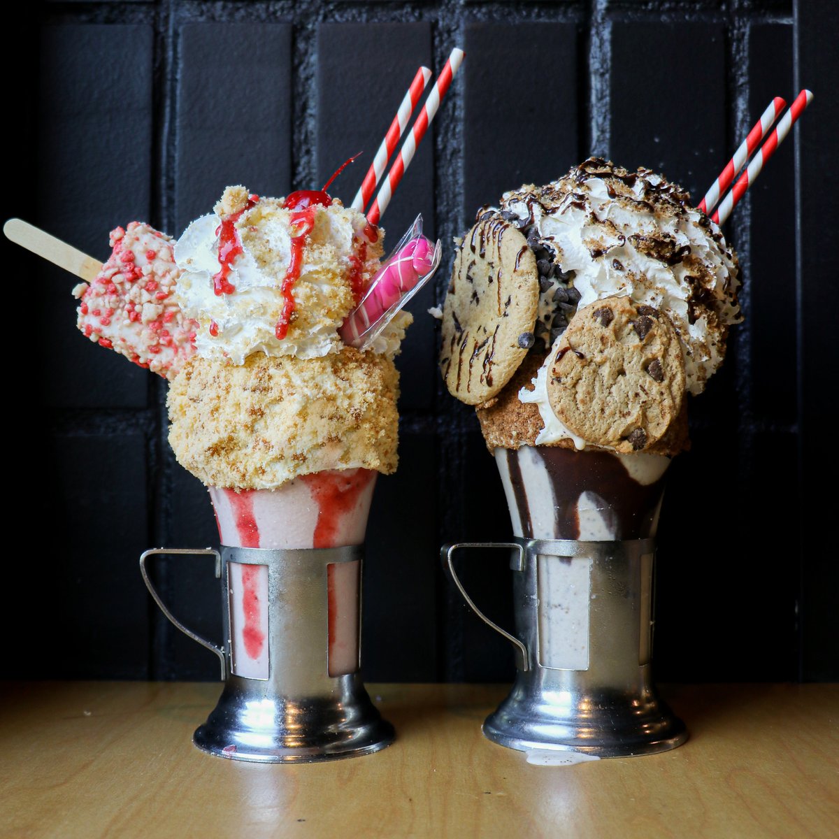 DEUCES wild ✌🏼 #crazyshake #strawberryshortcake #cookieshake #milkshake #foodie #delish #vegas #venetianvegas #blacktapthat #blacktaplv