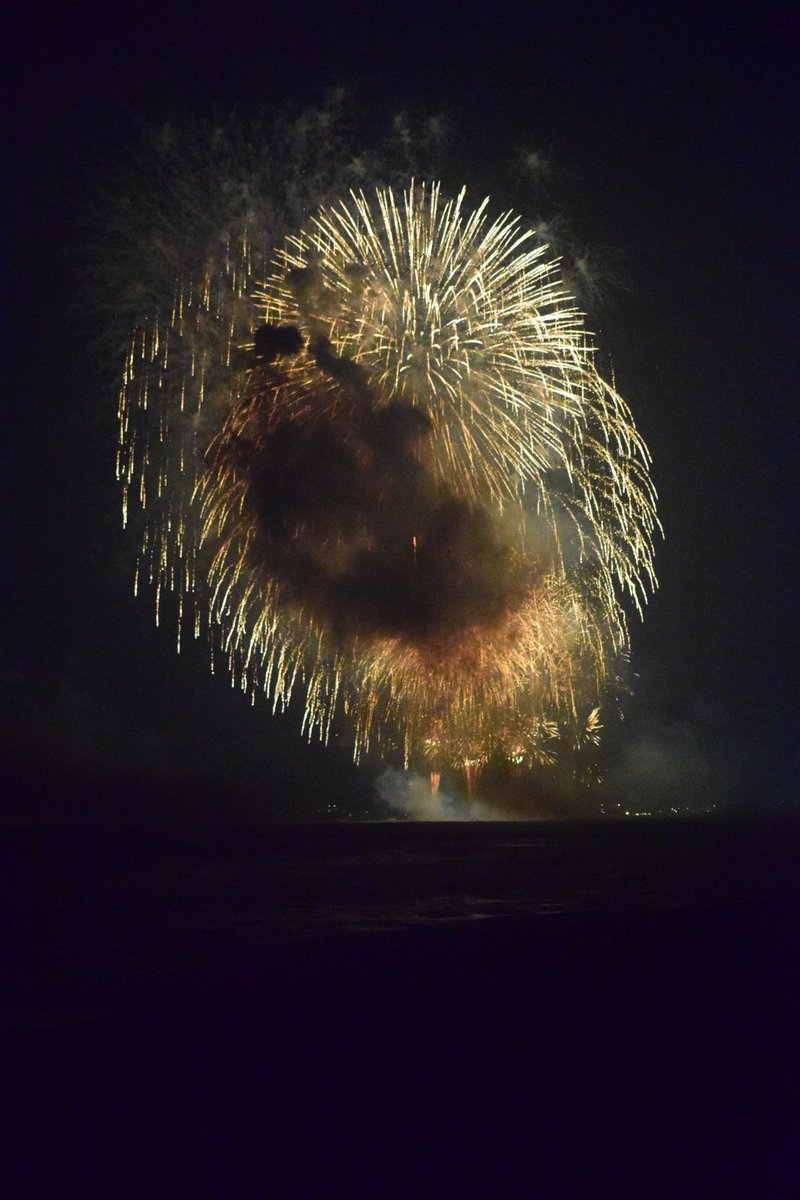 RedMobara's tweet photo. 休みの日に、一宮町納涼花火大会を見に行っておりました。
近くは混むだろうなぁと思い、白子町の中里海岸から見物しました。どうやら同じ考えの方が多数いらっしゃったようで、混み合っておりました。 https://t.co/ro9CjeyFkY