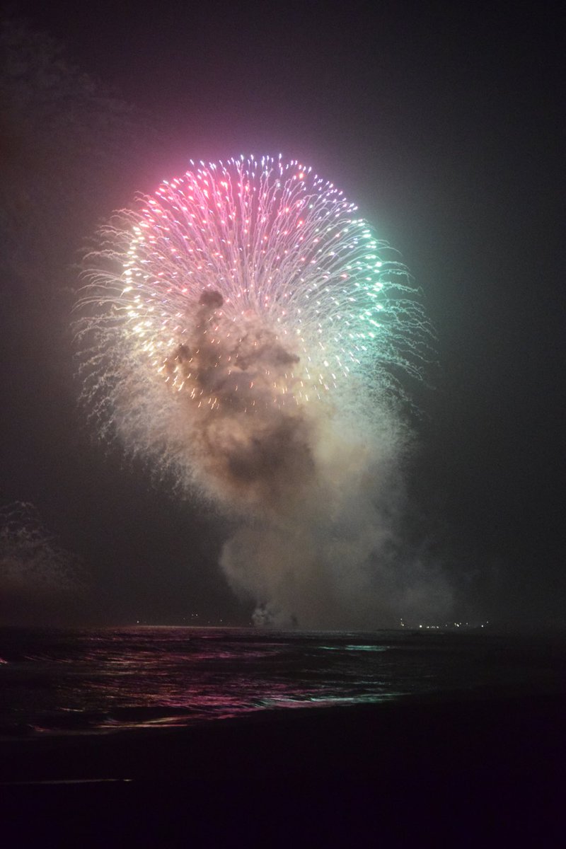 RedMobara's tweet photo. 休みの日に、一宮町納涼花火大会を見に行っておりました。
近くは混むだろうなぁと思い、白子町の中里海岸から見物しました。どうやら同じ考えの方が多数いらっしゃったようで、混み合っておりました。 https://t.co/ro9CjeyFkY