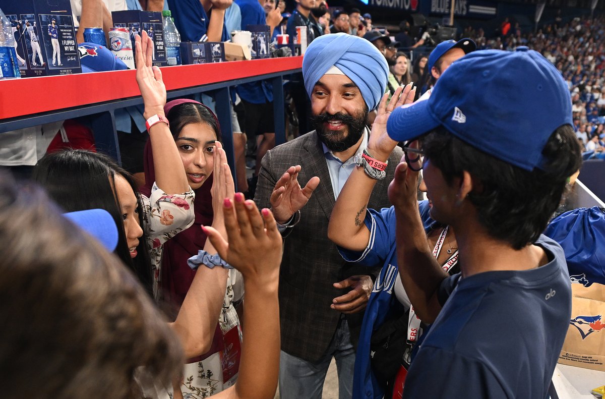RogersFR's tweet photo. Nous célébrons la Journée internationale de la jeunesse au stade avec les titulaires de la bourse Leaders de demain Ted Rogers! ⚾️ Nous sommes ravis de permettre aux jeunes de profiter des moments magiques tout en célébrant leurs réussites. https://t.co/ZinNY8zseP