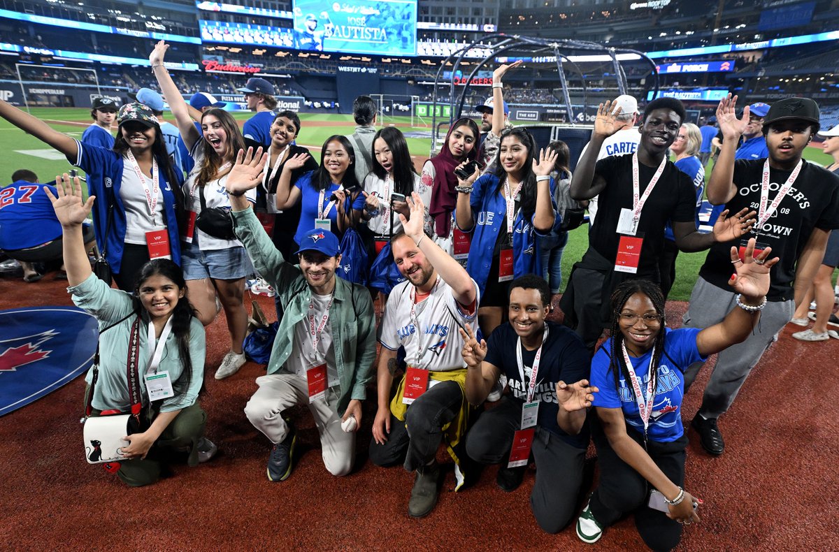 RogersFR's tweet photo. Nous célébrons la Journée internationale de la jeunesse au stade avec les titulaires de la bourse Leaders de demain Ted Rogers! ⚾️ Nous sommes ravis de permettre aux jeunes de profiter des moments magiques tout en célébrant leurs réussites. https://t.co/ZinNY8zseP