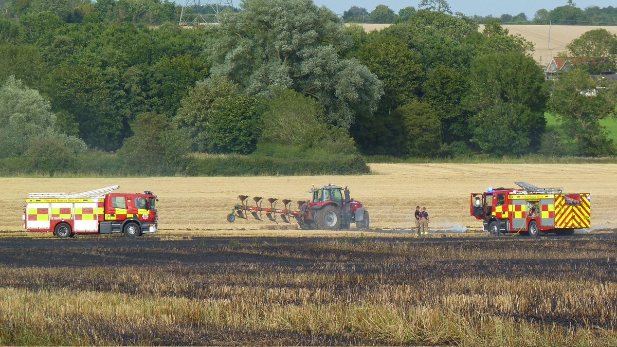 The quick reactions of local farmers and swift response by <a href="/ECFRS/">Essex Fire Service</a> crews from <a href="/walden_fire_stn/">Saffron Walden Fire</a> #Thaxted and #Harlow saw this standing crop fire in #GreatSampford soon brought under control on Friday evening #Harvest2023 #Essex