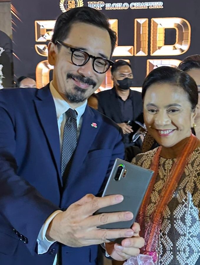 JoseMariTirol's tweet photo. "Uy, rosas pin!"
This was what my compañera said when she first saw each other an hour before this photo was taken. 
Last night was my first time to wear my pin  in more than a year.
It is not a relic of the past. 
It is a manifestation of the future.
Padayon. https://t.co/s29bBgwSAz