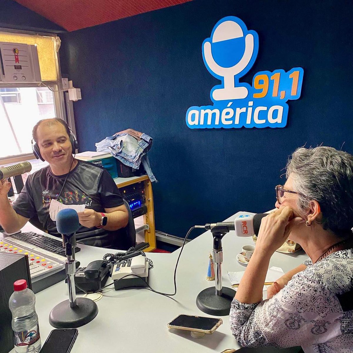 juniorferreira's tweet photo. Recemos neste sábado nos estúdios da @escuteamerica, a cantora e missionária católica @suelyfacanhashalom para participar do Programa Mais América com @junior_ferreira . Foi um encontro maravilhoso! 

#MaisAmérica #RádioAmérica #SempreComVC #SuelyFaçanha https://t.co/eG7RKGaTo5