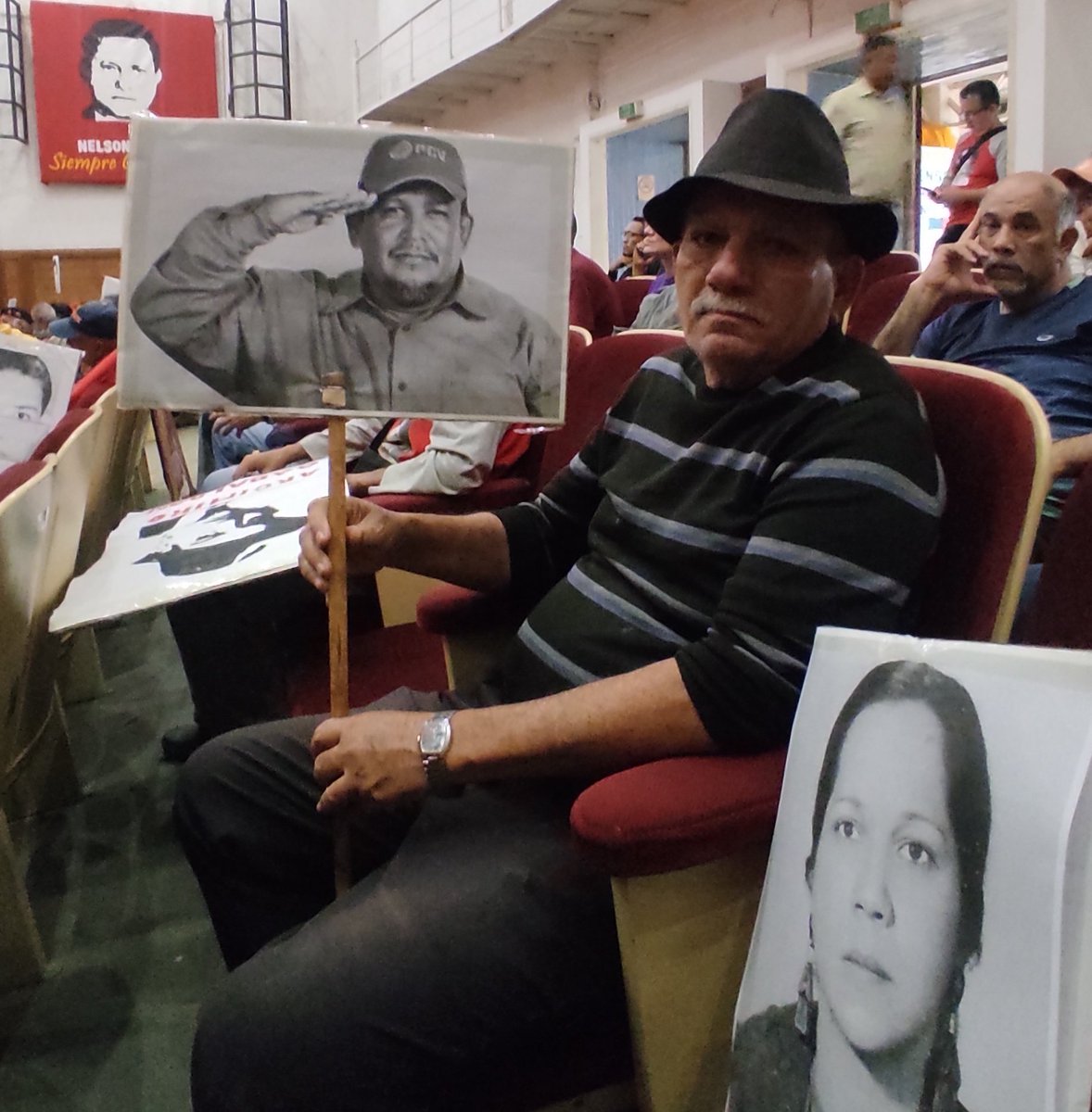 lubrio's tweet photo. Otro militante portaba la foto de Luis Fajardo, dirigente campesino, militante del PCV y miembro del comité central, quien fue asesinado en Mérida junto a Javier Aldana en octubre de 2018. Aún no se ha esclarecido el crimen.

Foto: PCV https://t.co/zsXVBrBxAc