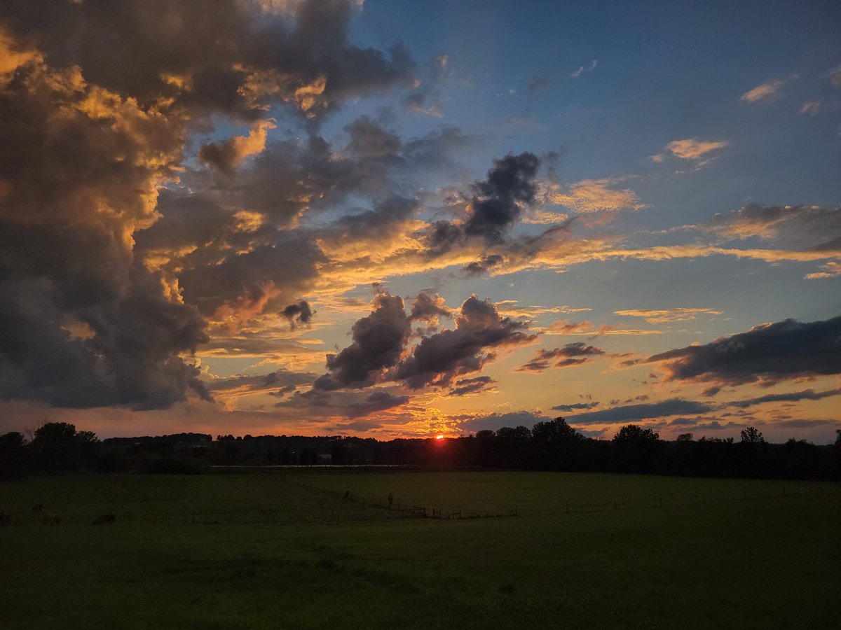 ForrestLang78's tweet photo. Well it was a wash of an afternoon due to some much needed rain, but there is no way I can complain when a storm leaves behind views like these! 

#CountryLife #FarmSunset https://t.co/UtrUmq2S0V
