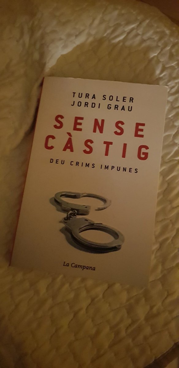 Hi ha llibres, com ara 'Sense càstig' de la @turasoler i en @jordigraur editat per @campanallibres que només es poden llegir de nit i amb un ai al cor, espero que tots aquests crims no resolts s'acabin desencallant algun dia.