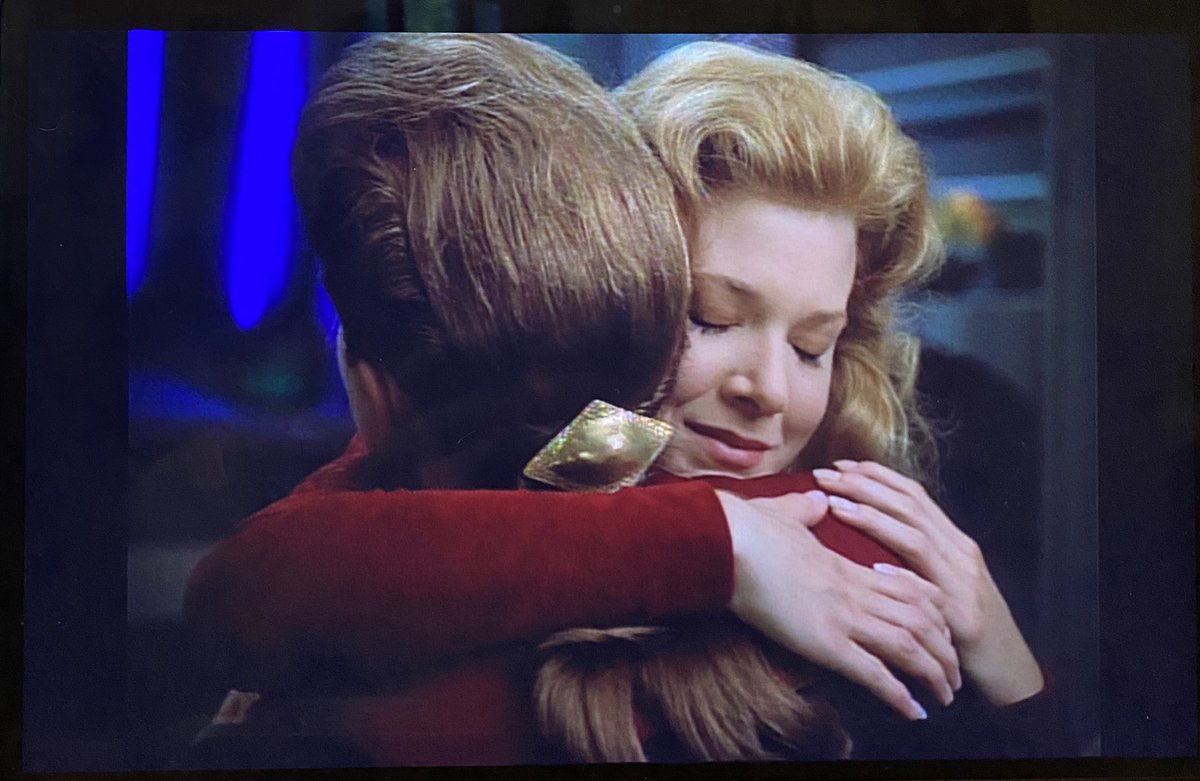 Durassisterspod's tweet photo. This scene isn’t talked about enough. Great acting from both Mulgrew and Lien in s4e2 saying goodbye to Kes #Voyager #StarTrek https://t.co/EH1uz0xJ1E