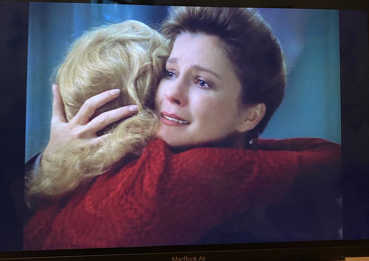 Durassisterspod's tweet photo. This scene isn’t talked about enough. Great acting from both Mulgrew and Lien in s4e2 saying goodbye to Kes #Voyager #StarTrek https://t.co/EH1uz0xJ1E