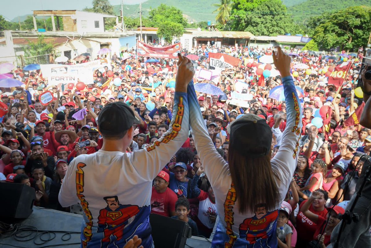 NicolasMaduro's tweet photo. Combatiente Pueblo de Puerto Cabello, han demostrado su amor por la Patria buena. Seguiremos en resistencia, lucha y en batalla, con sabiduría y mucha esperanza. ¡Solo en socialismo! ¡Viva el Pueblo de Carabobo! https://t.co/MgEg6023g1