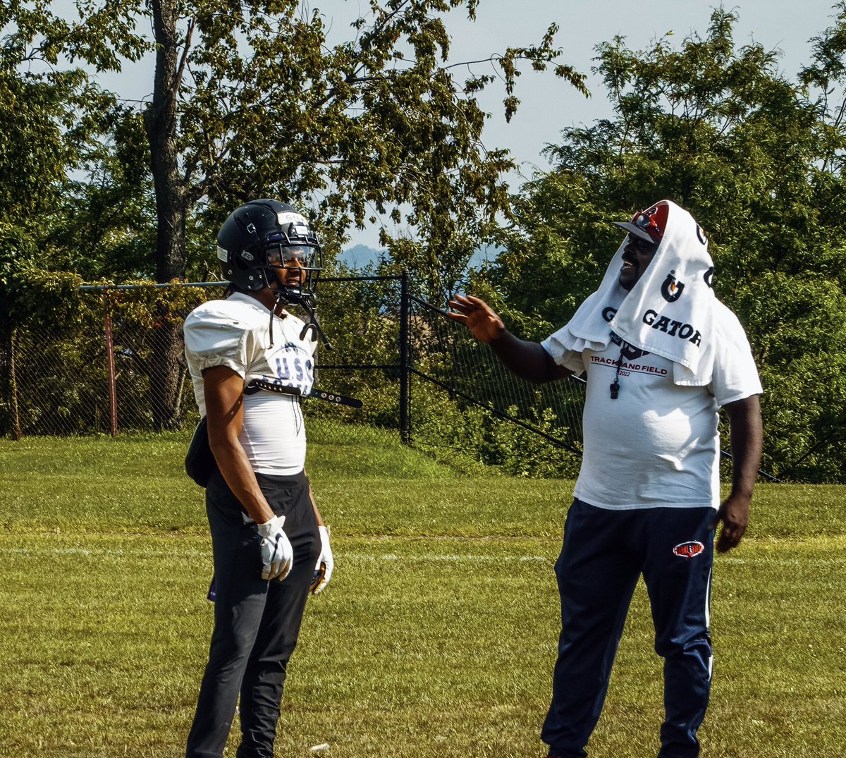 AmareGee1_'s tweet image. The Moment I Stop Having Fun With It The Moment I’ll Be Done With It … 🥇@usofootball @210ths @coachwil_412 
Film - hudl.com/v/2GHtTd
#LastRide #CampWeek #SeniorSZN