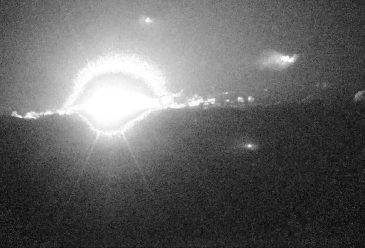 AlertaNews24's tweet image. 🇺🇦🇷🇺 | URGENTE - GUERRA UCRANIA-RUSIA: El ejército ucraniano ha atacado un depósito de armas ruso en Oleshky. Informes preliminares de graves bajas rusas.