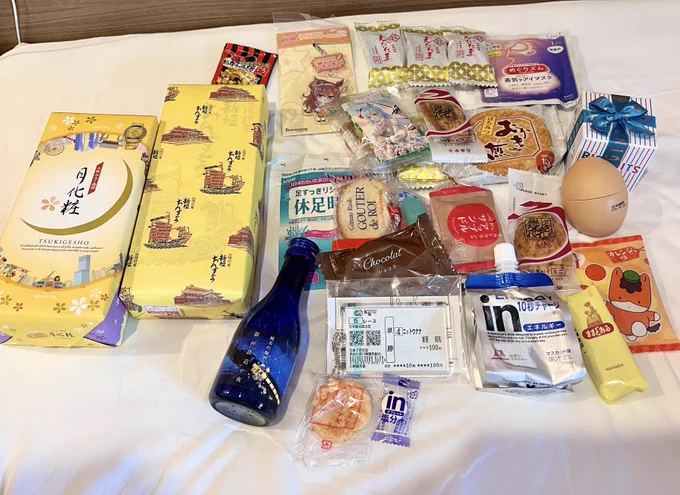 夏コミでたくさんお土産と差し入れありがとうございました!(酒w)箱物は昨日身内で分解させていただいてます!水分系は佐川の荷物待機列に並んでる時に飲み尽くさせていただきました炎天下だったので本当に助かりました…!1つめちゃくちゃ嬉しかった差し入れがあったので別ツイしたいです 