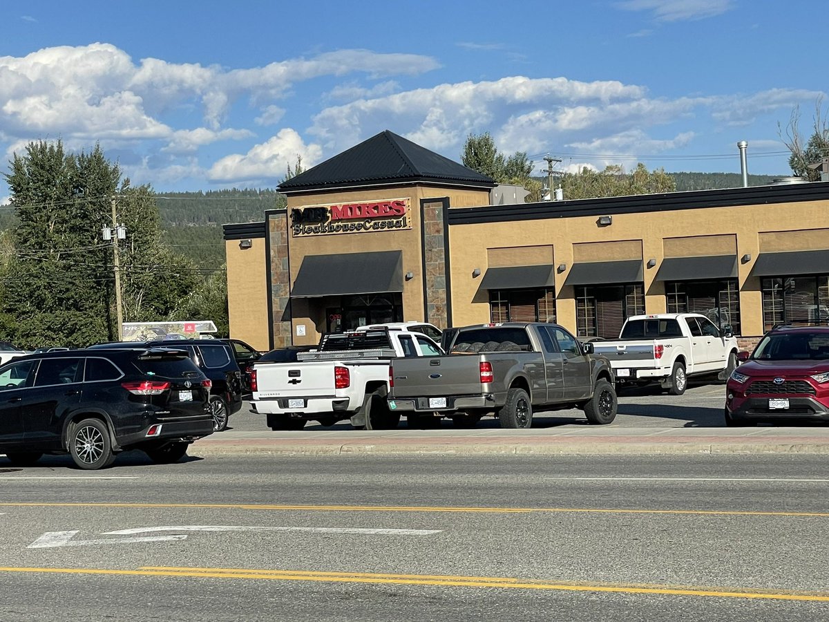 JimmyD662's tweet photo. At @nielsonTSN1260 recommendation, gonna try the Mr Mikes in Cranbrook. https://t.co/7QJa627wOB