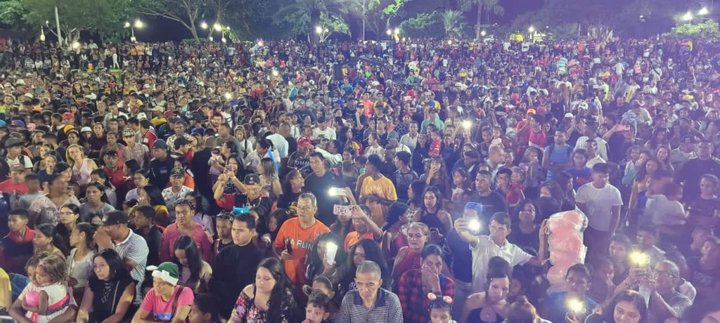 Ajá se nos vino la noche calipsera en el Mirador Angostura #FeriaDelOrinoco2023 con la presentación de The Evils Calipso, quienes con su son están poniendo a bailar a todos… La alegría se apodera de estos espacios para la familia #JóvenesValientes
