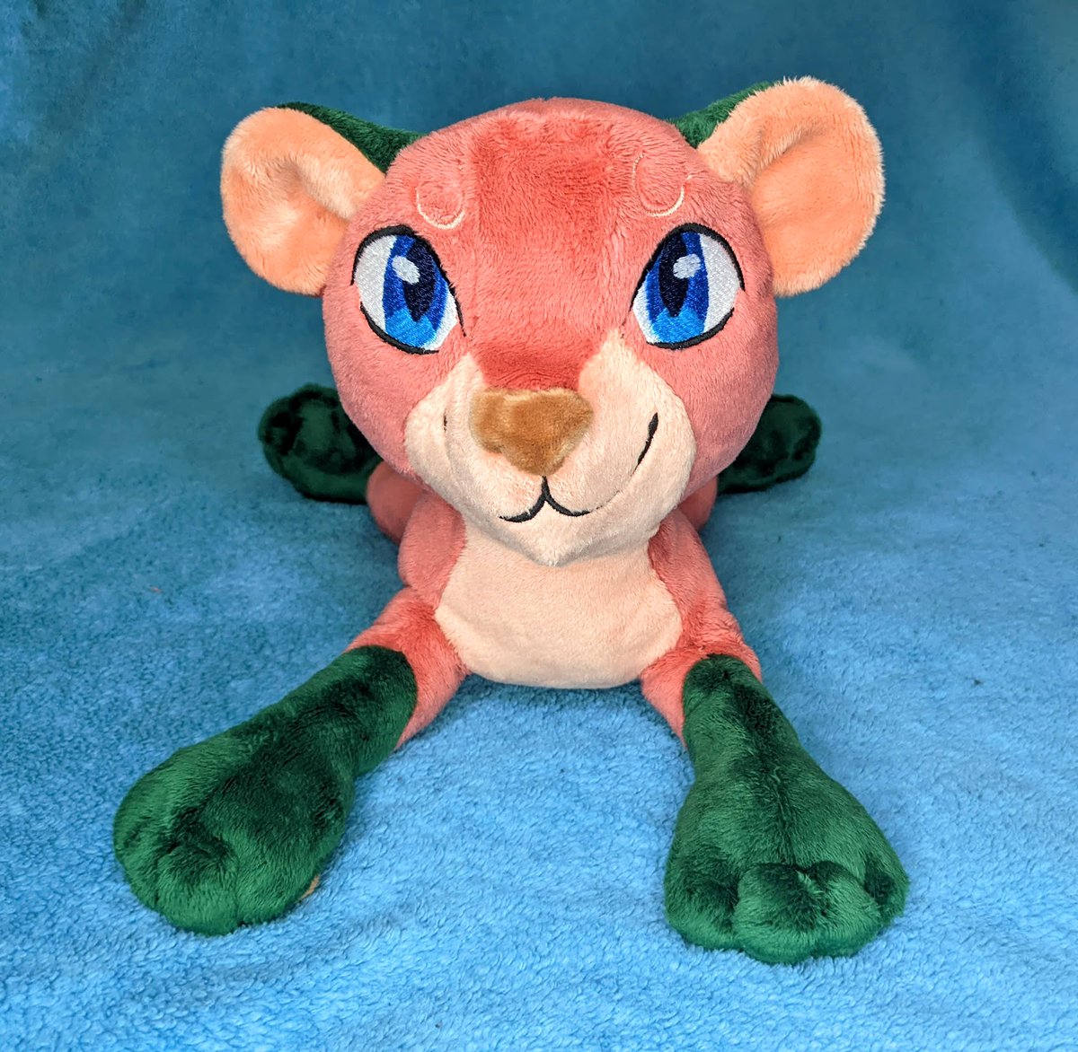 onioncrafts's tweet photo. Forgot to post!! Here's a plush I finished earlier this year! What a cute little vine-tailed lion :) Featuring teeny tiny squishy mochi paws and a wired vine on the tail. 🤩Love how it turned out!! 🦁🌱 https://t.co/fdRkky4CCC