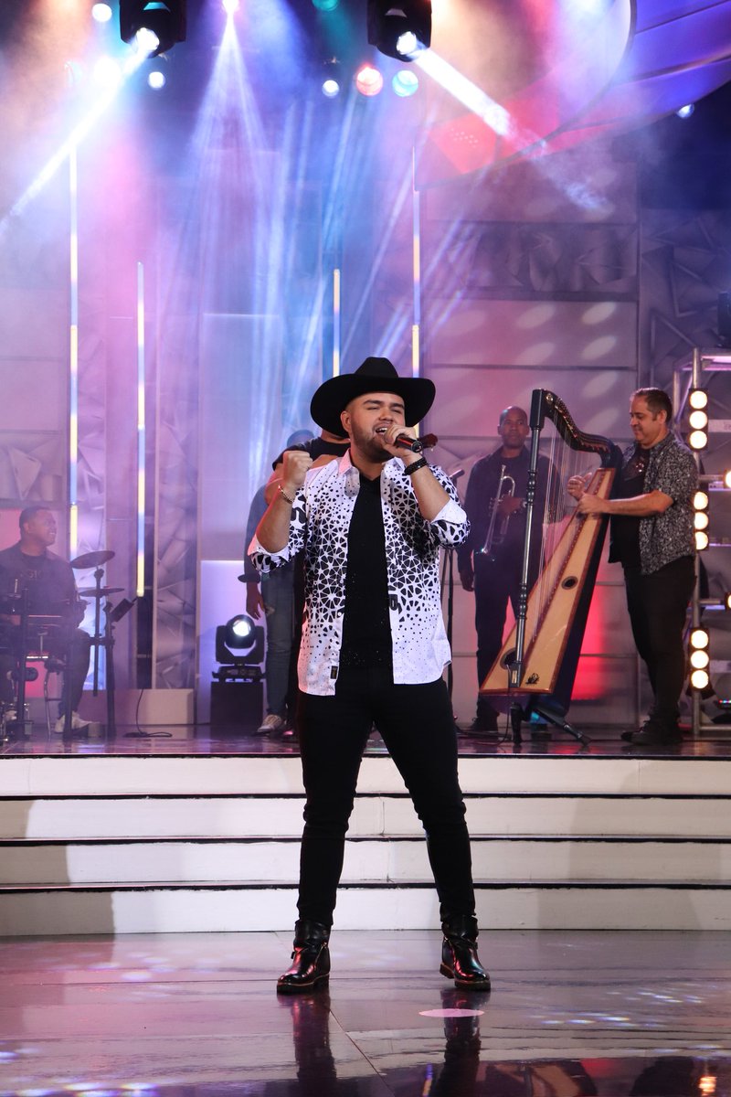sssvenevision's tweet photo. ¿Ya conoces a @giofernandezof, el artista venezolano que está conquistando corazones? 😍🎶 No te puedes perder su presentación. Comenta con nuestra etiqueta #SábadoImbatible si te gustó su presentación 

#Venevision https://t.co/I2kaWzk6RK